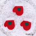Trois gants de Noël en feutre rouge avec cœurs verts et bordure en fourrure blanche - Gant Cœur-Rouge / Ensemble de 3