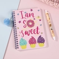 Cuaderno de espiral rosa con lindas ilustraciones de postres y un colgante de pompón azul - Postre Rosa