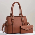 Dettaglio della borsa shopper marrone caramello in pelle martellata con portafoglio coordinato - Giallo Terra