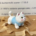 Détail de la figurine de chat en bois sculpté à la main avec chemise bleue et copeaux - Blanc Avec Vêtements Bleu Ciel