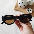 Retro Y2K cat-eye sunglasses with dark thick frames and yellow-tinted lenses - Dark Brown