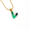Collana a catena d'oro con pendente a tubo sfumato verde e dettagli a nastro d'oro - Stile Lettera V