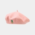 Vue détaillée du béret en laine rose avec broderie ananas et texture en feutre doux - Taille unique / Rose