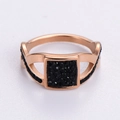 Anillo retro de oro rosa calado con diamantes de imitación negros cuadrados elegantes - US 6 / Oro rosa