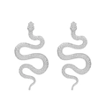 Detaillierte Makroansicht stilvoller silberner Schlangenohrringe mit Metallstruktur - Schlangenstecker / Glänzende silberne Ohrringe