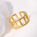 Anillo abierto de acero inoxidable chapado en oro de 18k con diseño de rejilla - Dorado