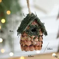 Casetta per uccelli artigianale con pigne e muschio verde, decoro da appendere 8x6,5 cm - Stile B