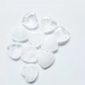 Piedras de cristal blanco pulido en forma de corazón, set de 10 en fondo blanco - Cristal de roca