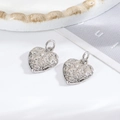 Vue macro de pendentifs cœur argentés texturés pour bracelets et colliers DIY - Cœur Surface Irrégulière / Argenté