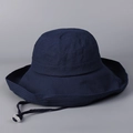 Detail eines dunkelblauen Leinen Sonnenhutes mit breiter Krempe und Kinnriemen - M (56-58cm) / Marineblau