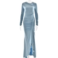 Dettaglio di abito blu attillato con tessuto luccicante e texture a pieghe arricciate - S / Blu