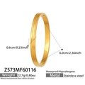 Vue détaillée du bracelet en acier doré montrant la largeur de 0,6 cm et les rainures - Style de Texture à Triple Rainure (Z573)