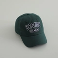 Dettaglio ravvicinato del cappellino in cotone verde scuro con ricamo BECIME CHARM - 54cm 3-8 Anni / Verde Scuro