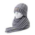 Set berretto e sciarpa in maglia grigia invernale con trecce e toppa in pelle - Berretto Grigio + Sciarpa