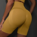 Gros plan du short de yoga sans couture jaune moutarde avec taille haute et effet push-up - S / Bas / Jaune