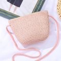 Detailansicht der rosa geflochtenen Strohumhängetasche mit strukturiertem Schultergurt - Große Muscheltasche / 19*14*5cm / Rosa