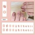 Unghie finte corte quadrate con bacche rosse e foglie d'oro su base rosa delicato - Stile Fagiolo Rosso (R841)