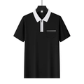 Detail eines Herren Poloshirts mit Reißverschluss und Tasche mit weißem Rand auf Polyester - Schwarz und Weiß