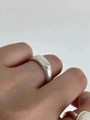 Minimalistischer matter Silberring mit ovalem weißem Muscheleinleger an dem Finger - Weiße Achat Weiße Muschel Matt