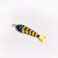 Vue détaillée du pendentif poisson koi articulé en émail bleu et jaune avec corps mobile - Poisson Articulé Rayé Bleu Foncé Et Jaune (Style 12)