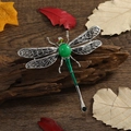 Elegante spilla a libellula in argento con smalto verde e pietre preziose su legno - Libellula in Giada Artificiale Ali Grigie / Grigio
