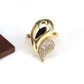 Détail de bague réglable en or 18k avec design de cœur poli et serti de diamants - Cœur goutte demi-pavé