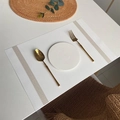 Wasserdichtes Platzset aus PVC in Weiß und Beige mit elegantem Fischgrätenmuster - 45x30cm / Jacquard Weiß