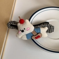Molletta per capelli gatto ricamato bianco con vestito blu su base in tessuto a quadretti - Forcina / Orso Bianco (Fermaglio a Barra)