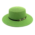 Détail d'un chapeau de paille vert avec ruban noir et boucle dorée sur fond blanc - Vert Fruit