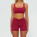 Set sportivo da donna 2 pezzi rosso bacca con top scollo quadrato e pantaloncini a V - Taglia S / Top E Pantaloni / Reggiseno + Pantaloncini / rosso ciliegia