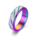 Dettaglio anello satinato argento con scanalature diagonali e interno arcobaleno - US 6 / Colorato