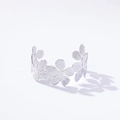 Eleganter silberner Blumen-Armreif mit detailliertem fünfblättrigem Blütendesign - Blume / Silber