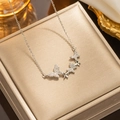 Elegante silberne Schmetterling Halskette mit Zirkonia in einer beigen Schmuckschatulle - Silber