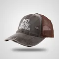 Dettaglio del cappello trucker vintage in denim lavato con rete e scritta ricamata - M (56-58cm) / caffè