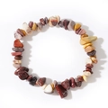 Dettaglio del bracciale in pietre naturali lucide con trame di cristallo irregolari - Sette Chakra