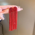 Detailansicht roter Quastenohrringe mit Strassbesatz und silbernen Nadeln für Damen - Quallen Quastenstil / Rot