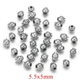 Makro-Detail von 5,5x5mm silbernen gewellten Edelstahl-Zwischenperlen für DIY-Schmuck - 5mm / Stahlfarbe