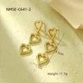 Dettaglio degli orecchini a cuore dorati a triplo strato, misure 5,5 cm x 1,5 cm - Cuore Traforato Dorato