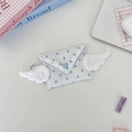 Détail d'un porte-monnaie bleu à étoiles avec des ailes en peluche et crochet en métal - Tissu Plissé Étoile Bleue