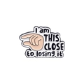 Pin de esmalte divertido con gesto de mano y texto I am this close to losing it sobre blanco - Eslogan de Gesto Humorístico (QHXZ3131)