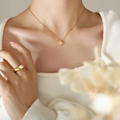 Franse vintage sieradenset met barokparelketting en brede gouden ring voor damesstijl - Ketting Zonder Parel / Goud