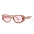 Modieuze ovale kattenoog zonnebril met nude roze montuur en metalen klinknagels voor dames - Roze