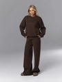 Ensemble en tricot marron foncé pour femme avec haut ample et pantalon droit fluide - S / café