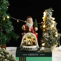 Dettaglio di Babbo Natale con illuminazione LED interna e scena invernale in miniatura - Babbo Natale con campanello treno rotante