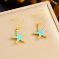 Detalle de pendientes de estrella de mar dorados con esmalte azul en estuche - Pendientes de Gancho de Estrella de Mar (E6233)