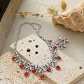 Dettaglio di un set di gioielli a fiocco in argento con pietre rosse a goccia - Rosso (Set da due pezzi)