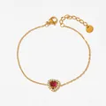 Bracciale a cuore dorato con zircone rosso e catena regolabile su sfondo bianco - Oro Zircone Rosso (SBK147)