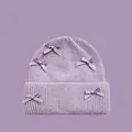 Berretto in maglia color lavanda con morbidi nastri di raso ed eleganti fiocchi - Taglia unica / Viola/Fiocco Viola