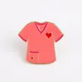 Spilla smaltata rosa da infermiera con cuore rosso e finiture in metallo dorato - Divisa Rosa