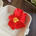 Dettaglio di un fermaglio per capelli a ibisco rosso con stami gialli realistici - Rosso